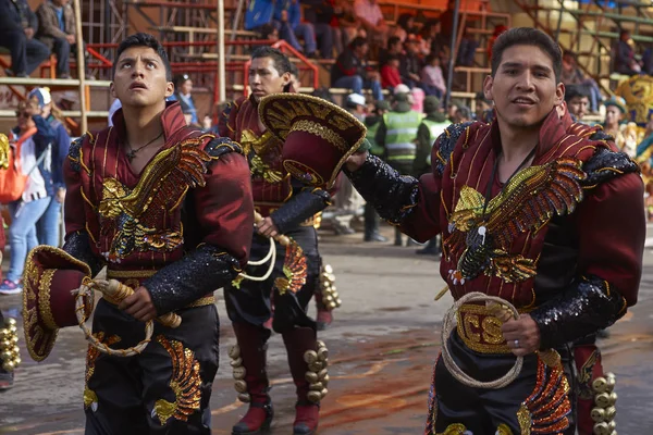 Oruro Bolivia Febrero 2017 Bailarines Caporales Trajes Ornamentados Desfilan Por — Foto de Stock
