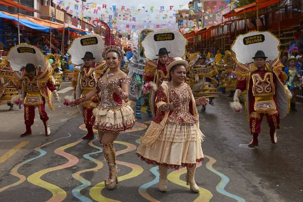 Oruro Bolívia Fevereiro 2017 Dançarinas Morenadas Trajes Ornamentados Desfilando Pela — Fotografia de Stock