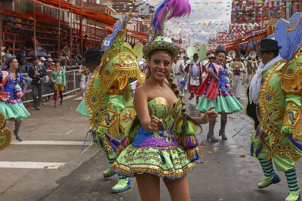 奥鲁罗 玻利维亚 2017年2月26日 在一年一度的狂欢节期间 身着华丽服装的莫雷纳达舞者在玻利维亚阿尔蒂普拉诺的矿业城市奥鲁罗游行 — 图库照片