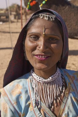 Nagaur, Rajasthan, Hindistan - 13 Şubat 2008: Nagaur, Rajasthan, Hindistan'daki yıllık hayvancılık fuarında kabile hanımı.