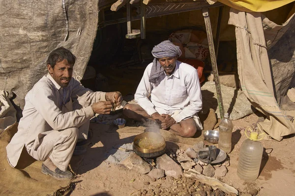 Nagaur Rajasthan India February 2008 Men Preparing Meal Imeshift Tent — стоковое фото