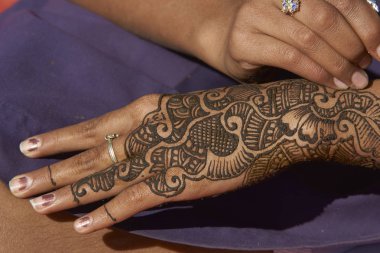 Nagaur, Rajasthan, Hindistan - 14 Şubat 2008: Nagaur, Rajasthan, Hindistan'da yıllık hayvancılık festivali sırasında kına ile el boyama kızlar. 