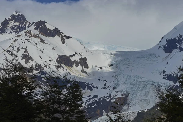 チリ南部のラゴ イェルチョを通過するカレテラ オーストラル沿いの山々の端を流れる氷河 — ストック写真