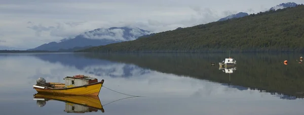 Puyuhuapi Aysn Region Chile November 2017 Liten Båt Förtöjd Stilla — Stockfoto