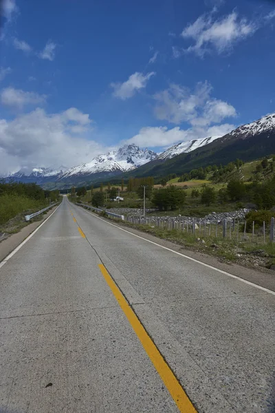 Carretera 连接偏远城镇和村庄的著名公路 位于智利巴塔哥尼亚北部 道路铺设路段过去雪山附近的小镇山城堡 — 图库照片