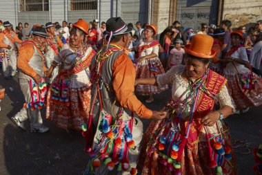 Arica, Chile - 24 Ocak 2016: La Fuerza del Sol Arica, Chile con etnik dansçılar ve müzisyenler yıllık Carnaval Andino gerçekleştirme.