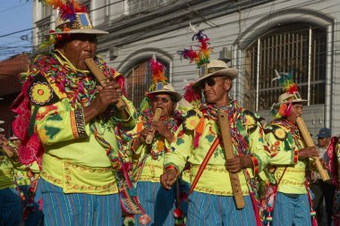 Arica, Chile - 24 Ocak 2016: La Fuerza del Sol Arica, Chile con etnik dansçılar ve müzisyenler yıllık Carnaval Andino gerçekleştirme.