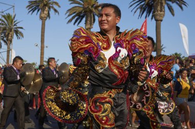 Arica, Şili - 24 Ocak 2016: Şili'nin Arica kentinde yıllık Carnaval Andino con la Fuerza del Sol'da gösterişli kostümlü caporales dansçısı.