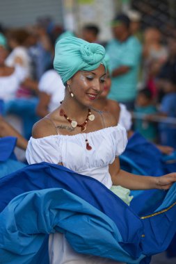 Arica, Şili - 24 Ocak 2016: Afrika asıllı dansçılar grubu (Afrodescendiente) Yıllık Carnaval Andino con la Fuerza del Sol at Arica, Şili.