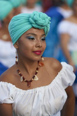 Arica, Şili - 24 Ocak 2016: Afrika asıllı dansçılar grubu (Afrodescendiente) Yıllık Carnaval Andino con la Fuerza del Sol at Arica, Şili.