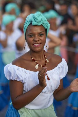 Arica, Şili - 24 Ocak 2016: Afrika asıllı dansçılar grubu (Afrodescendiente) Yıllık Carnaval Andino con la Fuerza del Sol at Arica, Şili.