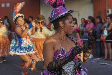 Arica, Chile - 24 Ocak 2016: Con Morenada dansçılar yıllık Carnaval Andino gerçekleştirme geleneksel and kostüm la Fuerza del Sol Arica, Chile.