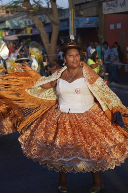 Arica, Chile - 24 Ocak 2016: Con Morenada dansçılar yıllık Carnaval Andino gerçekleştirme geleneksel and kostüm la Fuerza del Sol Arica, Chile.