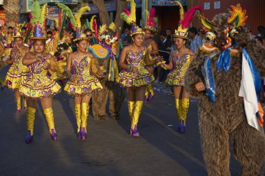 Arica, Chile - 24 Ocak 2016: Con Morenada dansçılar yıllık Carnaval Andino gerçekleştirme geleneksel and kostüm la Fuerza del Sol Arica, Chile.