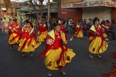 Arica, Chile - 24 Ocak 2016: Con Morenada dansçılar yıllık Carnaval Andino gerçekleştirme geleneksel and kostüm la Fuerza del Sol Arica, Chile.