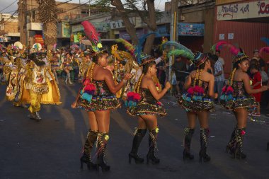 Arica, Chile - 24 Ocak 2016: Con Morenada dansçılar yıllık Carnaval Andino gerçekleştirme geleneksel and kostüm la Fuerza del Sol Arica, Chile.