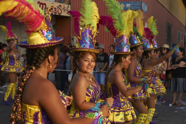 毎年恒例のカーニバル アンディーノ アンデスの伝統的な衣装で Morenada ダンサー Con Fuerza チリのアリカ Arica 2016 — ストック写真