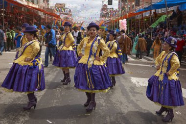 Oruro, Bolivya - 26 Şubat 2017: Yıllık karnaval sırasında Bolivya'nın Altiplano'su üzerindeki maden şehri Oruro'da süslü kostümlü Morenada dansçıları.