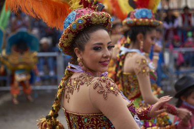 Oruro, Bolivya - 26 Şubat 2017: Yıllık karnaval sırasında Bolivya'nın Altiplano'su üzerindeki maden şehri Oruro'da süslü kostümlü Morenada dansçıları.