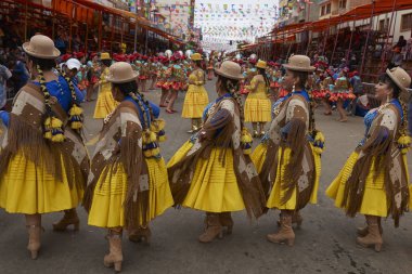 Oruro, Bolivya - 26 Şubat 2017: Yıllık karnaval sırasında Bolivya'nın Altiplano'su üzerindeki maden şehri Oruro'da süslü kostümlü Morenada dansçıları.