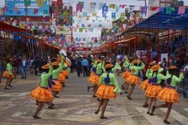 Oruro, Bolivya - 26 Şubat 2017: Rengarenk kostümlü dansçılar, yıllık karnaval sırasında Bolivya'nın Altiplano'daki maden şehri Oruro'da geziniyor.