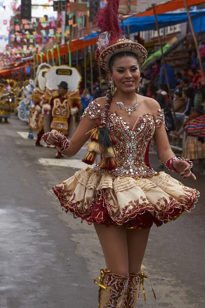 Oruro Bolívia Fevereiro 2017 Dançarinas Morenadas Trajes Ornamentados Desfilando Pela — Fotografia de Stock