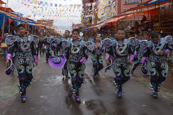 Oruro Bolivien Februar 2017 Caporales Tänzer Kunstvollen Kostümen Marschieren Während — Stockfoto