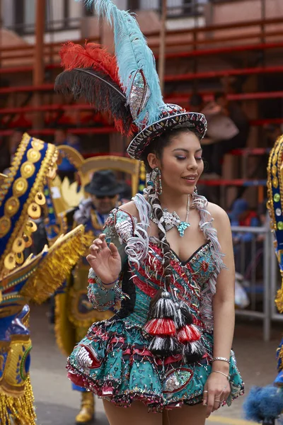 奥鲁罗 玻利维亚 2017年2月26日 在一年一度的狂欢节期间 身着华丽服装的莫雷纳达舞者在玻利维亚阿尔蒂普拉诺的矿业城市奥鲁罗游行 — 图库照片