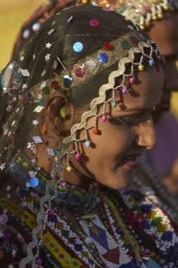 Jaisalmer, Hindistan - 19 Şubat 2008: Jaisalmer, Rajasthan, Hindistan'da yıllık Çöl Festivali'nde geleneksel kostüm Kalbelia dansçı.