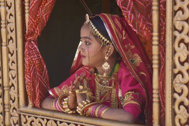Jaisalmer, Rajasthan, Hindistan - 19 Şubat 2008: Geleneksel kostümgenç kız Jaisalmer, Rajasthan, Hindistan yıllık Çöl Festivali sırasında tarihi çeyrek geçit töreni ediliyor.