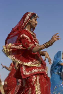 Jaisalmer, Rajasthan, Hindistan - 19 Şubat 2008: Süslü kırmızı sari giymiş ve Jaisalmer yıllık Çöl Festivali'nde geleneksel Hint mücevher ile süslenmiş Hintli bayan.