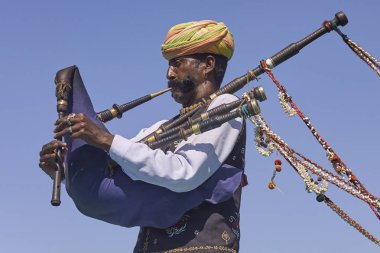 Jaisalmer, Rajasthan, Hindistan - 19 Şubat 2008: Gayda Jaisalmer, Hindistan yıllık Çöl Festivali'nde oynuyor.