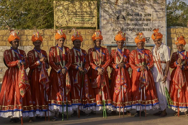 Jaisalmer Rajastán India Febrero 2008 Bailarines Masculinos Indios Vestidos Rojo —  Fotos de Stock