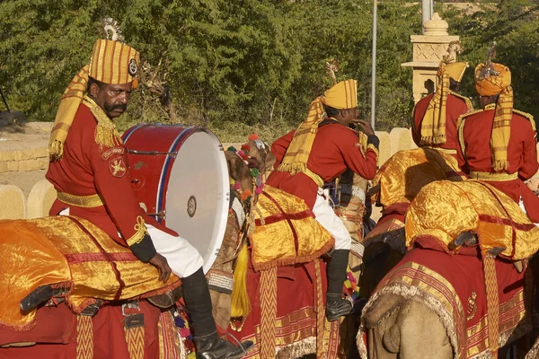 Jaisalmer Índia Fevereiro 2008 Camelos Cavaleiros Força Segurança Fronteira Indiana — Fotografia de Stock