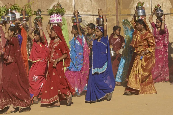 印度贾萨尔默 2008年2月19日 在印度拉贾斯坦邦贾萨尔默举行的沙漠节上 一群穿着色彩鲜艳的服装的印度年轻女子头上扛着银壶 — 图库照片