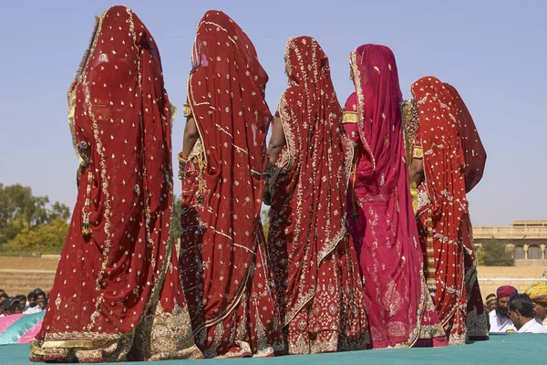 Jaisalmer Rajasthan Índia Fevereiro 2008 Grupo Mulheres Sari Coloridos Desert — Fotografia de Stock