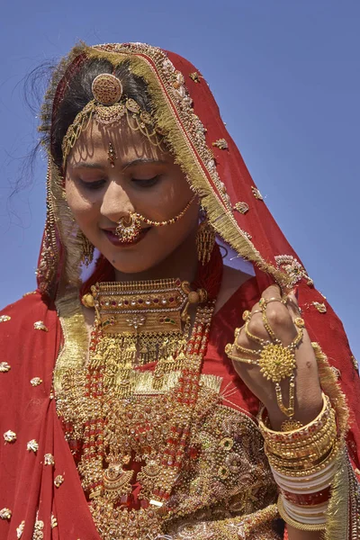 印度拉贾斯坦邦贾萨尔默 2008年2月19日 印度女士在贾萨尔默一年一度的沙漠节上 身着华丽的红色纱丽 饰有印度传统珠宝 — 图库照片