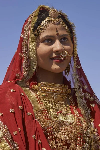 Jaisalmer Rajasthan Indie Lutego 2008 Indyjska Dama Ubrana Ozdobny Czerwony — Zdjęcie stockowe