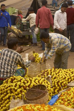 Kalküta, Batı Bengal, Hindistan - 12 Aralık 2008: Kolkata, Hindistan'daki çiçek pazarında taze çiçek ve çelenk satın alan ve satan insanlar.