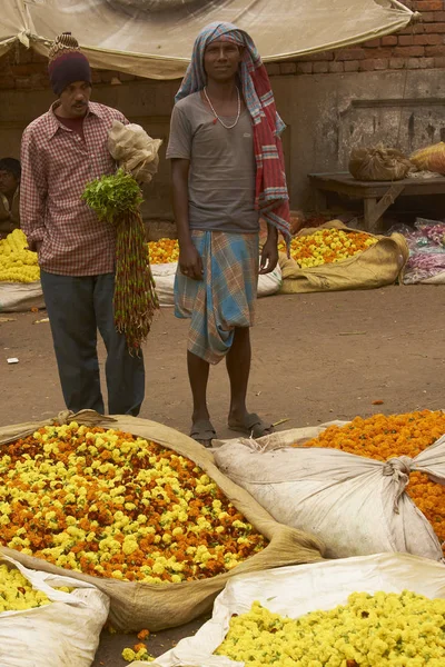 コルカタ 西ベンガル インド 2008年12月12日 インドのコルカタの花市場で新鮮な花や花輪を売買する人々 — ストック写真