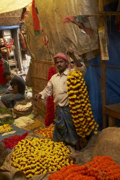 印度西孟加拉邦加尔各答 2008年12月12日 在印度加尔各答的花卉市场买卖鲜花和花环 — 图库照片