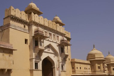 Suraj Pol, Amber Kalesi 'nin ana girişinde. Rajasthan Hindistan 'da Jaipur 'un Mahar, tarihi binası ve eski evi.