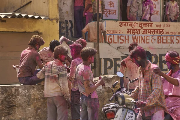 ジャイプール ラジャスタン インド 2008年3月22日 ホーリーのヒンドゥー教の祭りを祝うから色の塗料で覆われたバイクの人々のグループ 背景にアンバーフォート — ストック写真