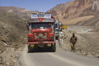 Ladakh, Hindistan - 20 Ağustos 2008: Ladakh, Hindistan Manali ve Leh arasındaki dağ yolunda renkli yakıt tankerleri ve kamyonlar.
