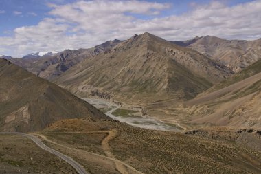 manali ve leh ladakh, Hindistan ın arasındaki yüksek irtifa yol güzergahı boyunca kurak dağ manzarası