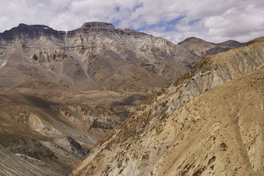 manali ve leh ladakh, Hindistan ın arasındaki yüksek irtifa yol güzergahı boyunca kurak dağ manzarası