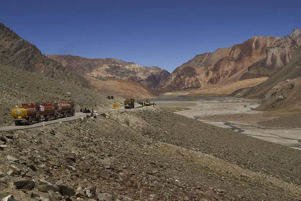 Ladakh India Augusztus 2008 Színes Üzemanyag Tartálykocsik Teherautók Hegyi Úton — Stock Fotó