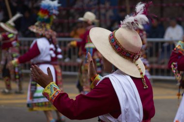 : Oruro, Bolivia - 26 Şubat 2017: Renkli kostümleri yıllık Oruro karnavalda gerçekleştirme Tinkus dansçılar. Olay insanlık somut olmayan kültürel mirası olarak Unesco tarafından atanır.
