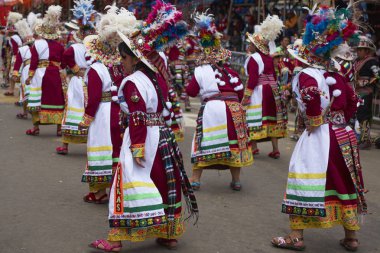 : Oruro, Bolivia - 26 Şubat 2017: Renkli kostümleri yıllık Oruro karnavalda gerçekleştirme Tinkus dansçılar. Olay insanlık somut olmayan kültürel mirası olarak Unesco tarafından atanır.