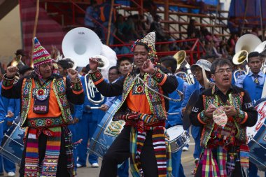 : Oruro, Bolivia - 26 Şubat 2017: Renkli kostümleri yıllık Oruro karnavalda gerçekleştirme Tinkus dansçılar. Olay insanlık somut olmayan kültürel mirası olarak Unesco tarafından atanır.